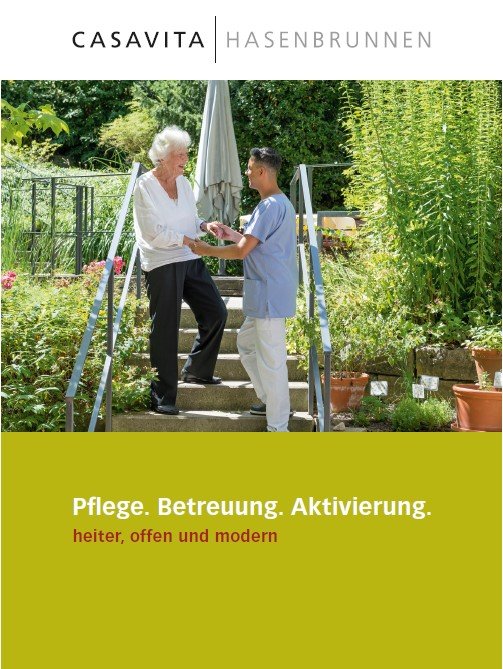 Bild auf einer Broschüre der Casavita Hasenbrunnen: Eine Pflegeperson und eine Bewohnende stehen auf Treppen in einem Garten, schauen sich an und die Pflegeperson hält dabei die beiden Hände der Bewohnenden.