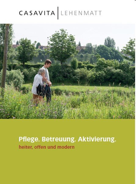 Bild auf einer Broschüre der Casavita Lehenmatt: Eine Bewohnende und ein Angehöriger laufen Arm in Arm der Birs entlang, sie sind umgeben von Sträuchern und Bäumen.