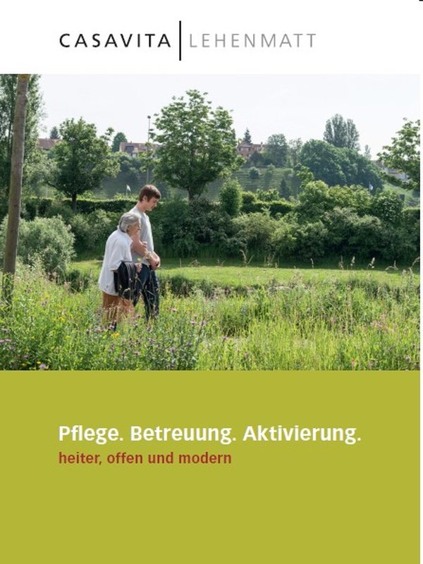 Bild auf einer Broschüre der Casavita Lehenmatt: Eine Bewohnende und ein Angehöriger laufen Arm in Arm der Birs entlang, sie sind umgeben von Sträuchern und Bäumen.