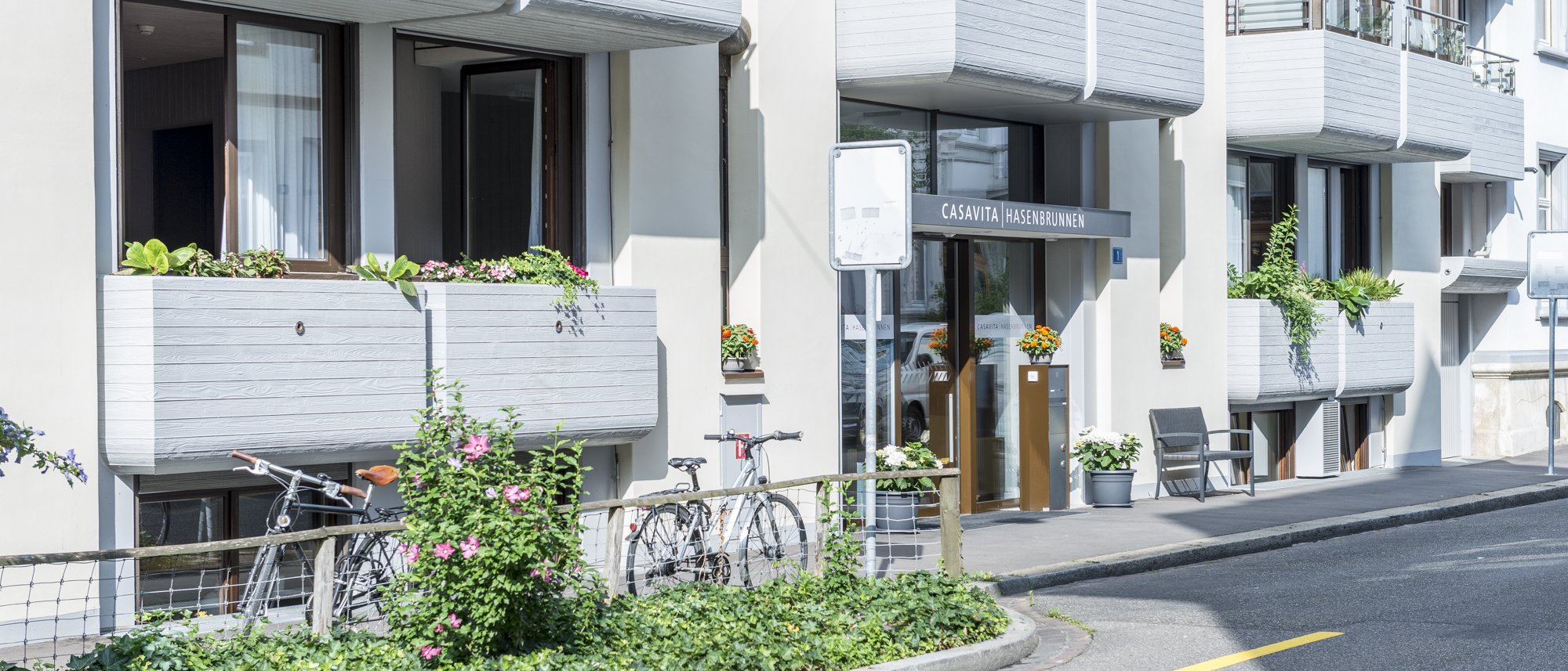 Eine Momentaufnahme des Einganges der Casavita Hasenbrunnen ist sichtbar.