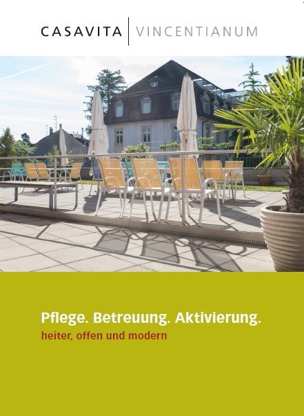 Bild auf einer Broschüre der Casavita Vincentianum: Es ist eine sonnige Terrasse mit Geländer, mit vielen Stühlen und einer Palme zu sehen.