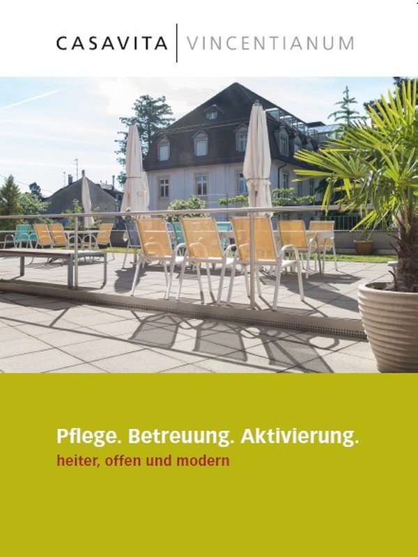 Bild auf einer Broschüre der Casavita Vincentianum: Es ist eine sonnige Terrasse mit Geländer, mit vielen Stühlen und einer Palme zu sehen.