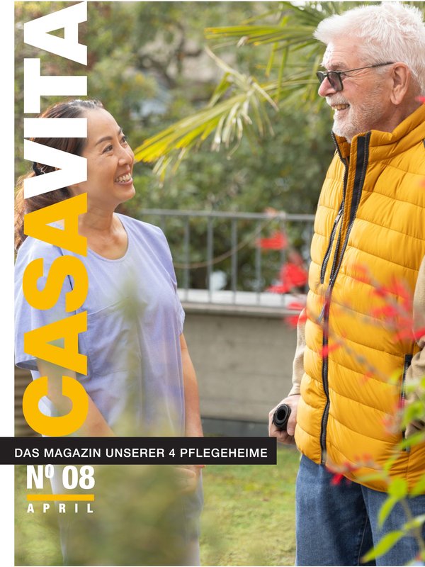 Titelbild der achten Ausgabe des Casavita Magazins: Eine Pflegeperson und ein Bewohnender stehen in einem Garten und lächeln sich an.