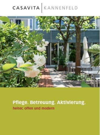 Bild auf einer Broschüre der Casavita Kannenfeld: Im Vordergrund sind weisse Blumen zu sehen, im Hintergrund der Aussenbereich der Casavita Kannenfeld mit Tischen und Stühlen.