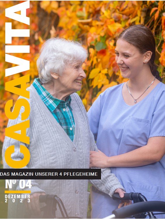 Titelbild der vierten Ausgabe des Casavita Magazins: Eine Pflegeperson hält den Oberarm einer Bewohnenden mit Rollator und sie lächeln sich gegenseitig an, im Hintergrund sind Blätter in Herbstfarben zu sehen