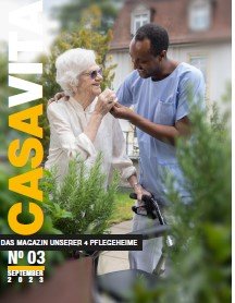 Titelbild der dritten Ausgabe des Casavita Magazins: Eine Pflegeperson und eine Bewohnende halten gemeinsam einen Rosmarinzweig, während die Pflegeperson unterstützend den Arm um sie legt.