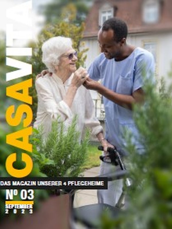 Titelbild der dritten Ausgabe des Casavita Magazins: Eine Pflegeperson und eine Bewohnende halten gemeinsam einen Rosmarinzweig, während die Pflegeperson unterstützend den Arm um sie legt.